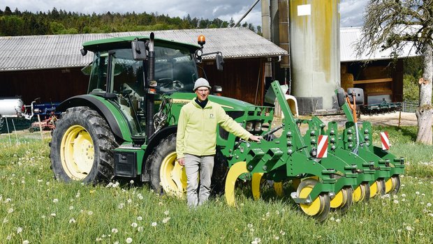 Der Löwenzahn ist ein Bodenlockerungsgerät im Frontanbau. Vor jeder Zinke läuft ein verstellbares Schneidstützrad. Meist wird die Bodenbearbeitungsmaschine hinten mit einer Sämaschine kombiniert. Das Gewicht verteilt sich gleichmässig auf den Boden.(Bilder jba)