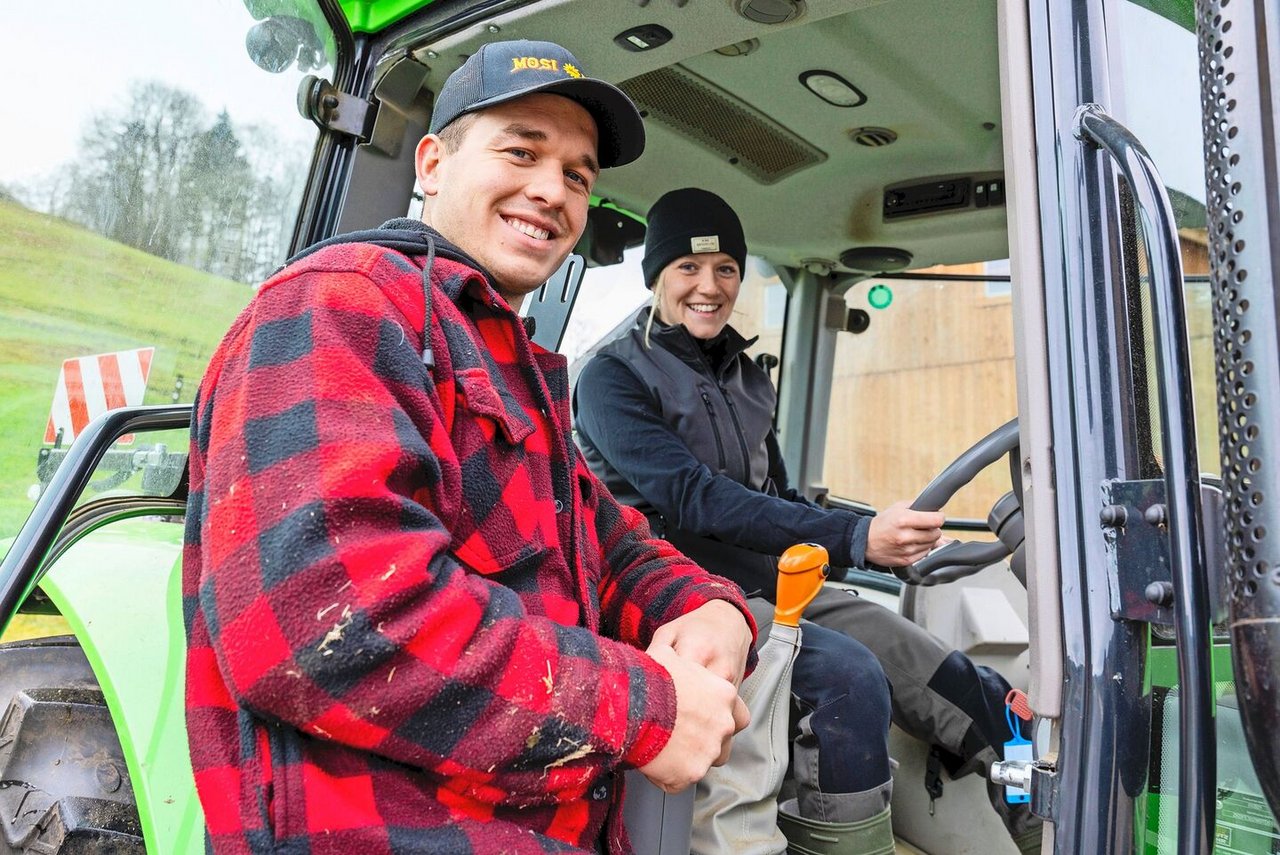 Liliane Baders Partner Thomas Ackermann ist gelernter Maurer, unterstützt aber gerne auf dem Hof. Einen Fuss in der Baubranche zu haben, kann auf einem Landwirtschaftsbetrieb durchaus vorteilhaft sein. 