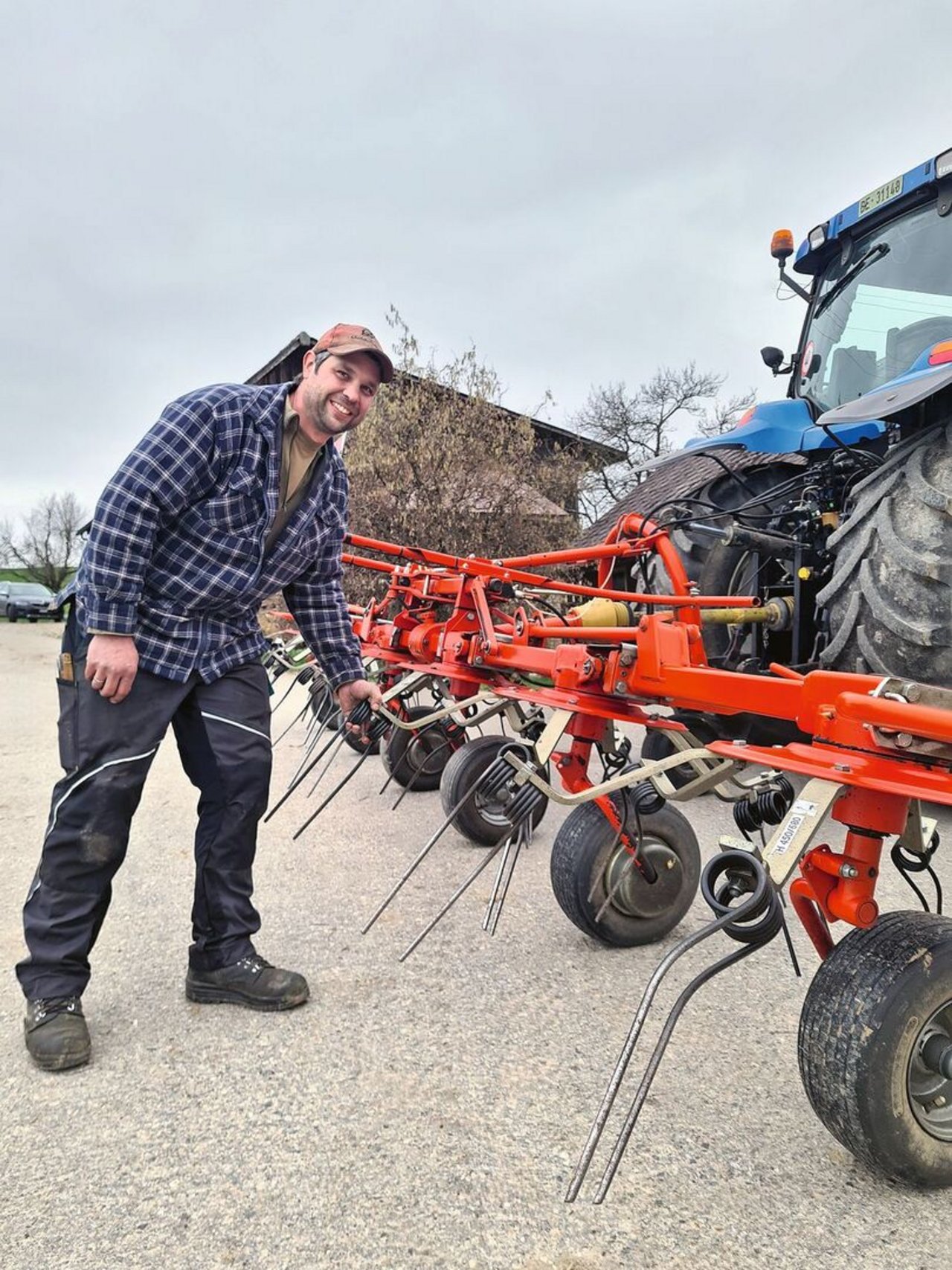 Philipp Jufer ist Landmaschinenmechaniker und Landwirt. Ein guter Unterhalt der Maschinen ist ihm wichtig. Besonders ist die Vorbereitung der Futterbaumaschinen.