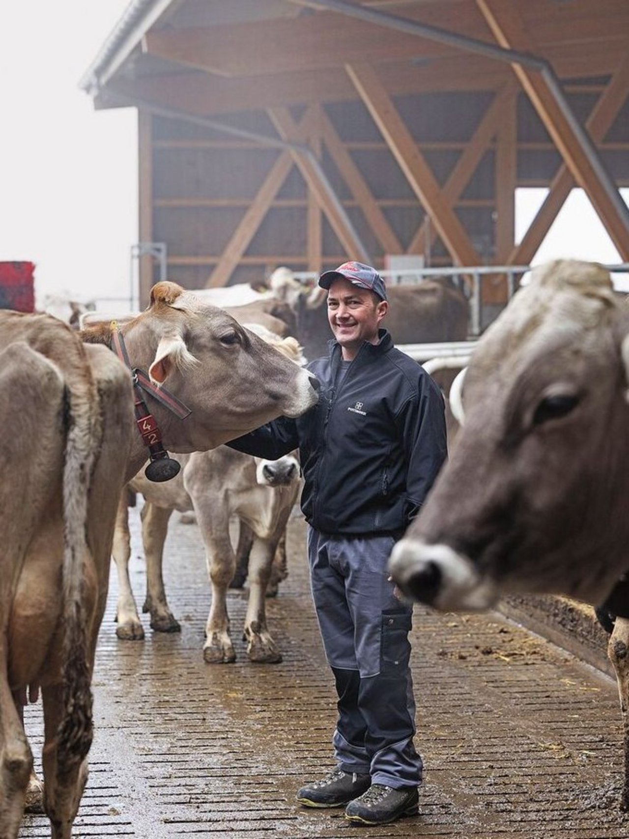 Bruno Sonderegger ist zufrieden mit seinem neuen Stall. Die Kühe seien schwerer und fitter geworden. Erstmelkkühe entwickeln gute Milchleistungen und halten sie länger.