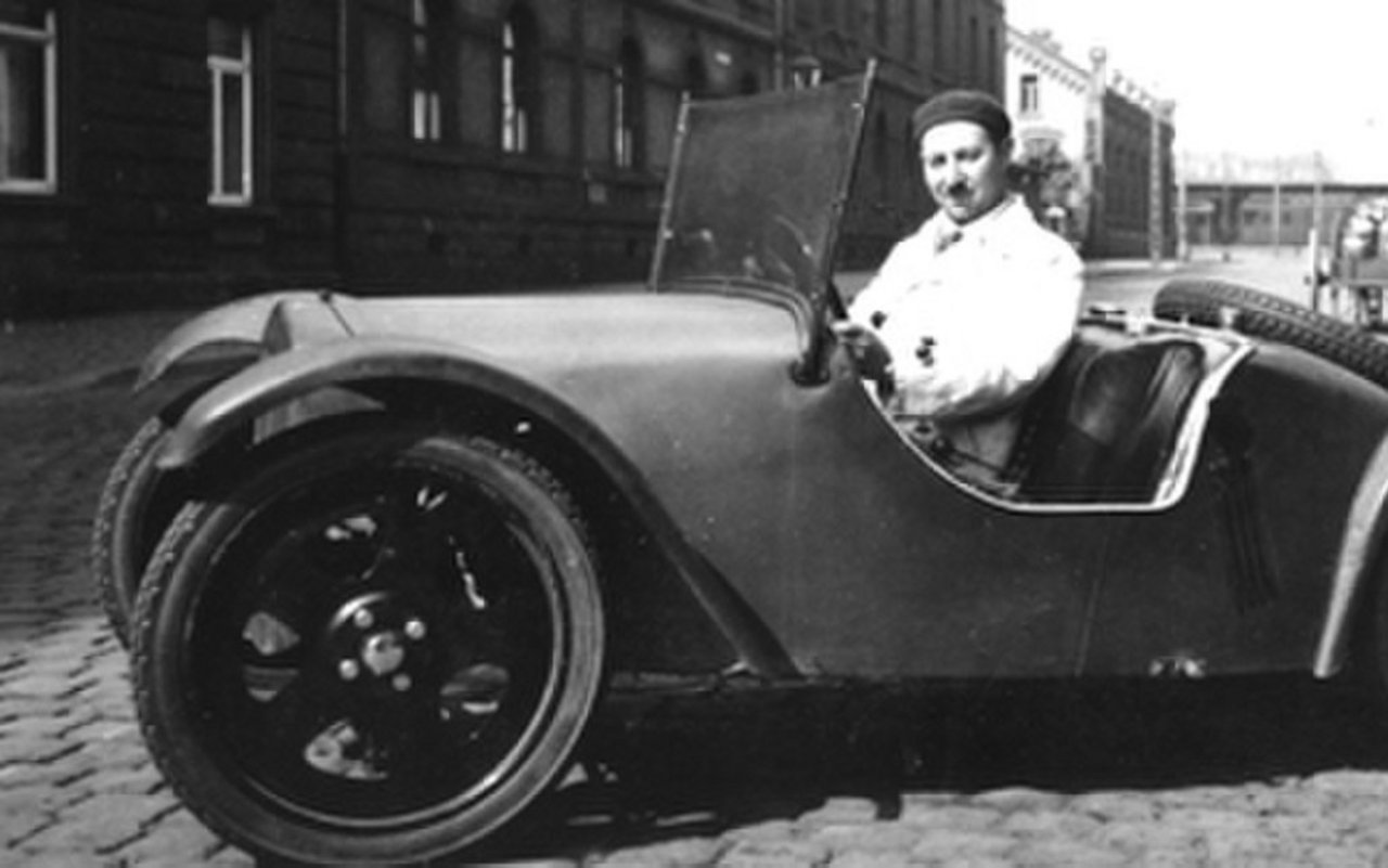 Josef Ganz 1931 am Steuer seines Volkswagens «Maikäfer».