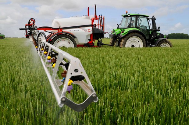 6 Fakten zur Pestizid-Initiative («Für eine Schweiz ohne synthetische Pestizide») Pflanzenschutzmittel-Einsatz mit einer Feldspritze von Kuhn. Foto: zVg