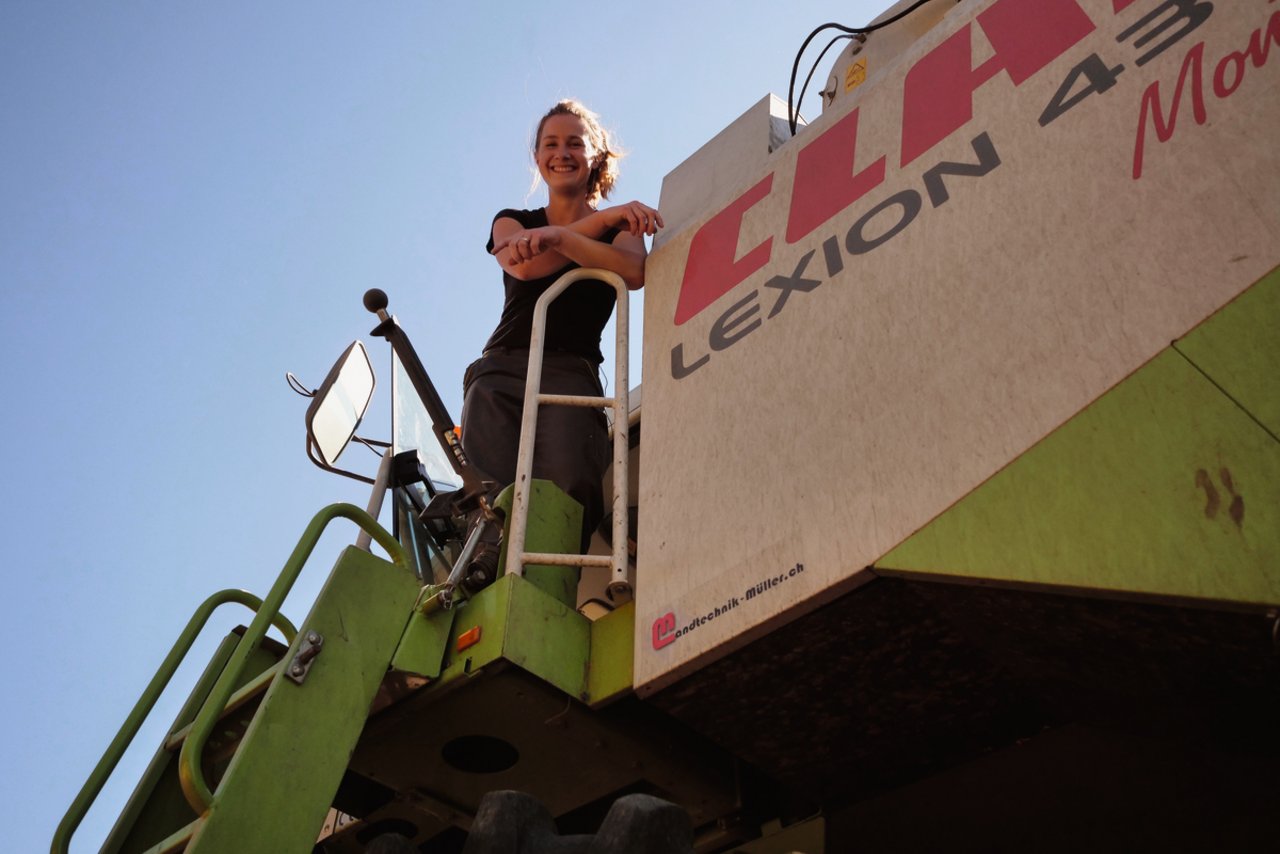 Corinne Müller fühlt sich auf dem Mähdrescher pudelwohl. Sie ist seit Kindesbeinen bei der Ernte dabei und fährt selber, seit sie 14 ist. Bild: die grüne/Martina Rüegger