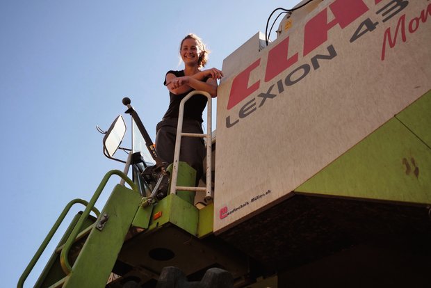 Corinne Müller fühlt sich auf dem Mähdrescher pudelwohl. Sie ist seit Kindesbeinen bei der Ernte dabei und fährt selber, seit sie 14 ist. Bild: die grüne/Martina Rüegger