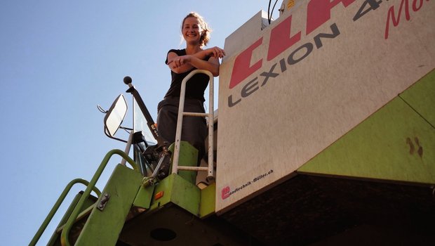 Mähdrescher fahren ist Corinne Müllers Leidenschaft Corinne Müller fühlt sich auf dem Mähdrescher pudelwohl. Sie ist seit Kindesbeinen bei der Ernte dabei und fährt selber, seit sie 14 ist. Bild: die grüne/Martina Rüegger