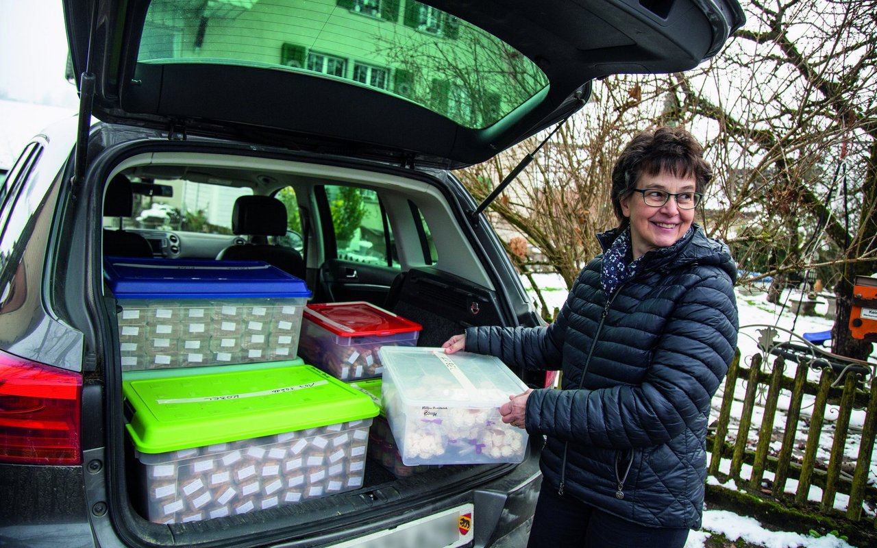 Marianne Zaugg aus Wyssachen BE bringt Meringues, Eierflädli, Bärner Läckerli  und eine Kräuterbutter-Salzmischung zur «Burechorb»Zentrale in Aarwangen.