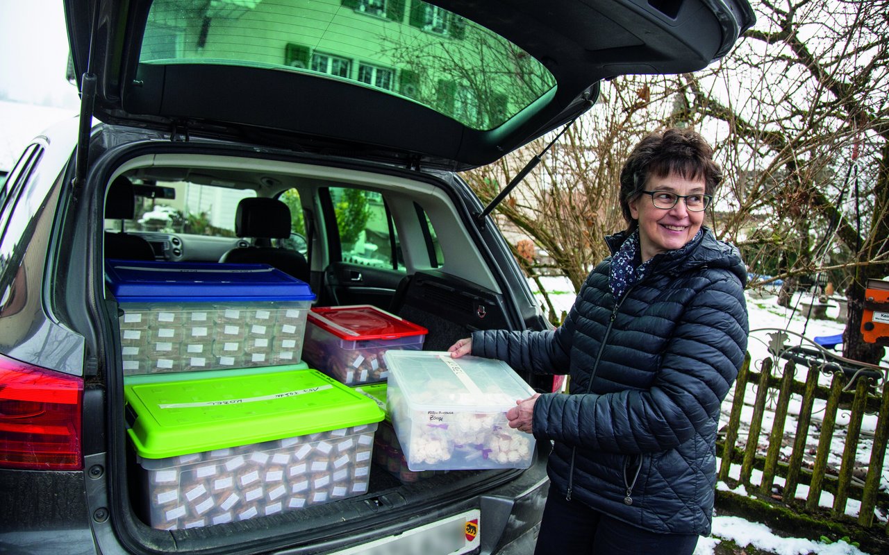 Marianne Zaugg aus Wyssachen BE bringt Meringues, Eierflädli, Bärner Läckerli  und eine Kräuterbutter-Salzmischung zur «Burechorb»Zentrale in Aarwangen.