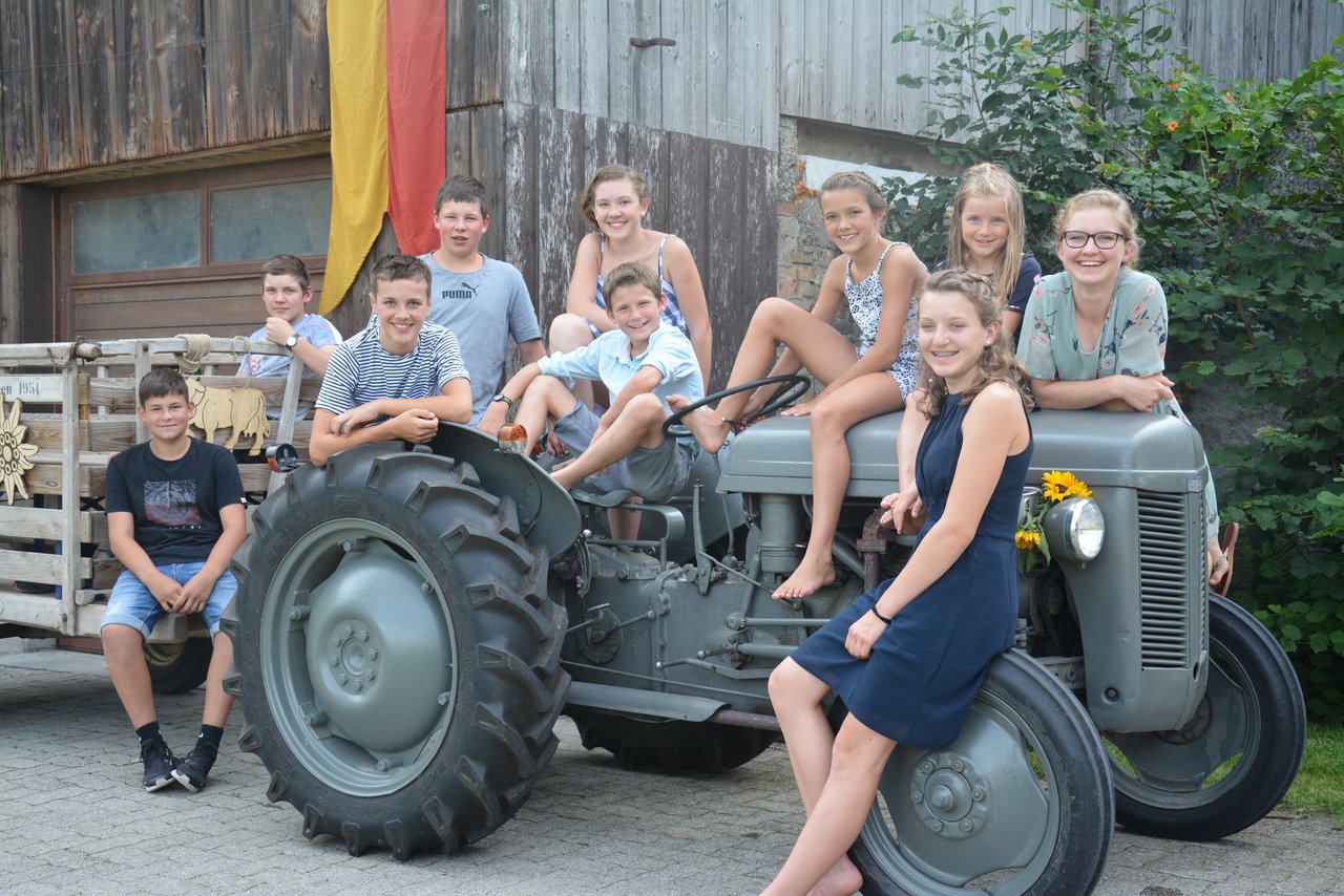 Unsere 10 Grosskinder um den Massey Ferguson TEF20 JG 56 - Bild eingesendet von Käthi und Godi Liechti.