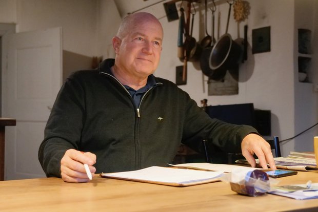 «Die Hoftötung setzt sich durch» Eric Meili vom Forschungsinstitut für Biologischen Landbau FiBL unterstützt die Pioniere der Hof- und Weidetötung seit der ersten Stunde. Bild: Martina Rüegger