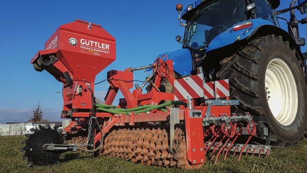 Mit Übersaaten wird das Ertragspotenzial von Grünland besser ausgeschöpft. Die Übersaat ist vor allem im Frühling und Herbst, wie auch zu jedem anderen Zeitpunkt möglich, wenn die Saat Bodenkontakt, Licht, Luft und Feuchte zum Keimen findet. Bild: Beat Schmid