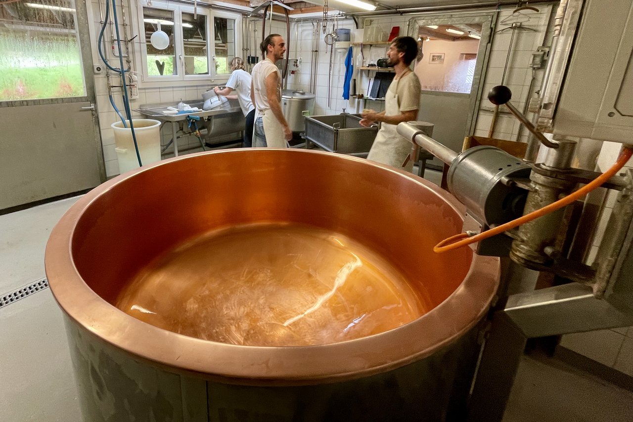 Das 1300 Liter-Käsekessi auf der Alp Langenegg. (Bild: Jürg Vollmer / «die grüne»)