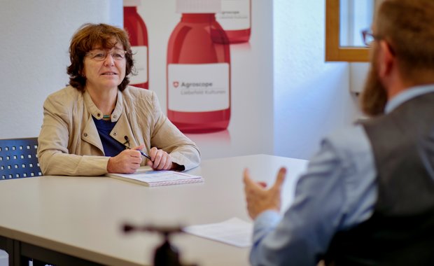 Agroscope-Leiterin Eva Reinhard im Kreuzverhör mit «die grüne»-Chefredaktor Jürg Vollmer und Chefin vom Dienst Dominique Eva Rast. (Bild: «die grüne» / Sam Rölli)