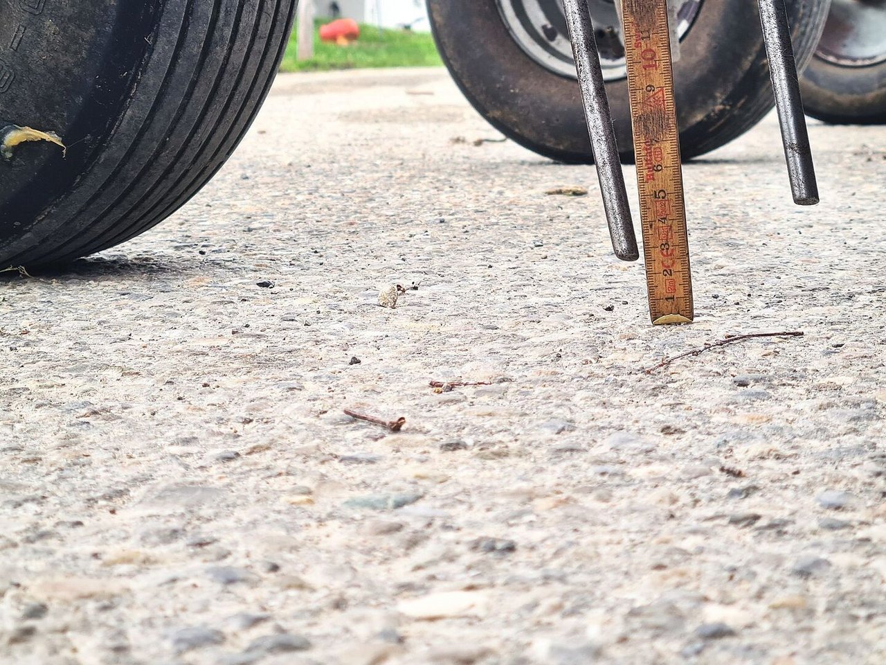 Grundeinstellung mit Zinkenabstand von 2,5 bis 3 Zentimeter auf festem Boden.