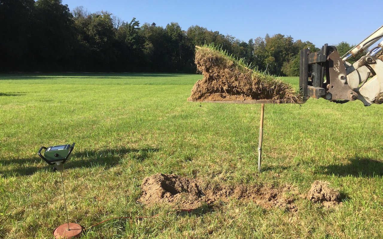 In den bearbeiteten Versuchsparzellen wurde mehr Feuchtigkeit gemessen und er ist weicher. Bild: Grangeneuve