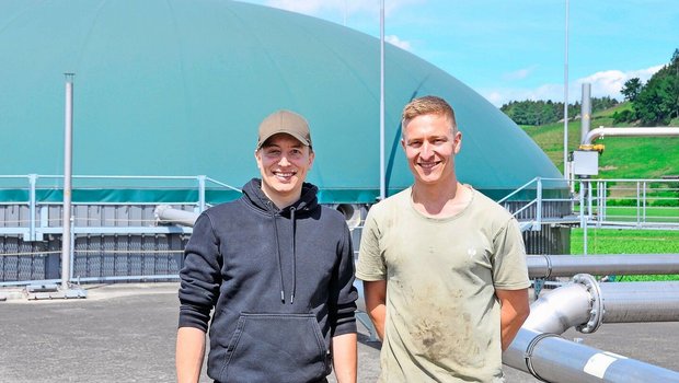 Michael Hunkeler, Betriebsleiter der Biogasanlage und sein Bruder Dominik (links) auf dem Dach eines der Fermenter. Er wolle Schweinehalter bleiben, betont der Agronom.