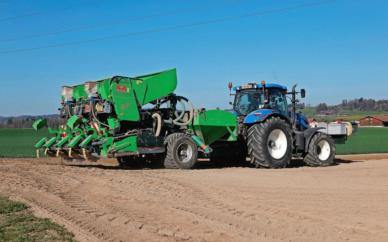 Beim All-in-one-Setzgerät erfolgen die Saatbettbereitung, das Setzen und die Dammformung in einem Gang.