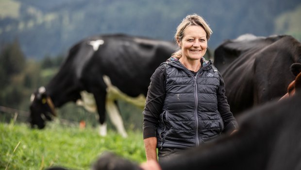 Anna Neuenschwander, Landwirtin aus Schangnau BE, mit ihren Milchkühen. Bild: Pia Neuenschwander