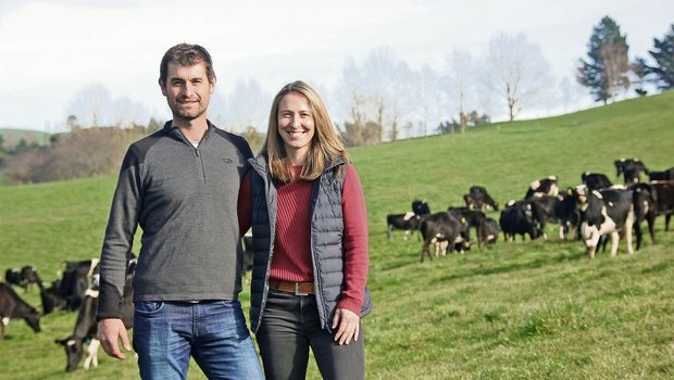 Edwin und Marianne Schweizer bei ihren Kühen auf der Weide. Sie blicken zuversichtlich in die Zukunft.