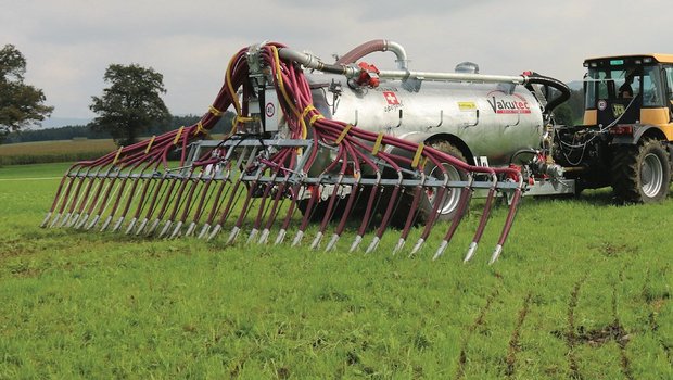 Viele Landwirte bringen die Gülle mit emissionsmindernden Verfahren wie dem Schleppschlauch aus. Ab 2022 soll dies zur Pflicht werden. Bild: Beat Schmid