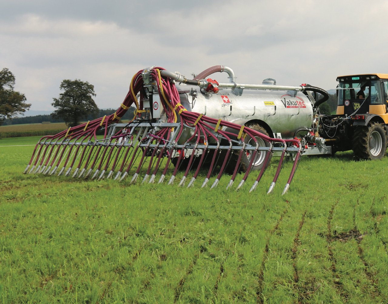 Viele Landwirte bringen die Gülle mit emissionsmindernden Verfahren wie dem Schleppschlauch aus. Ab 2022 soll dies zur Pflicht werden. Bild: Beat Schmid