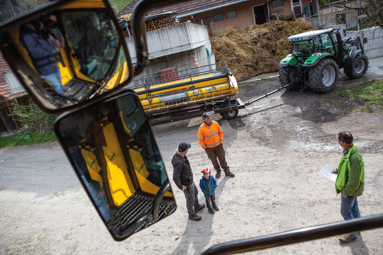 Stefan Sommer bereitet den Mähdrescher auf die kommende Ernte vor und informiert die Vorstandsmitglieder über den Zustand der Maschine. Bild: Pia Neuenschwander