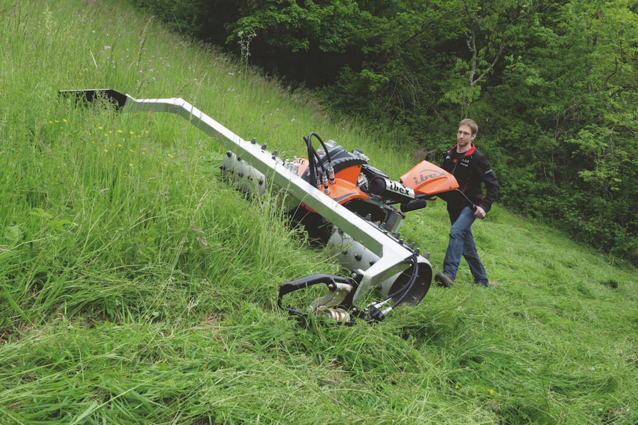 Mit modernen Hangmähern nutzen Landwirte Steilhänge. Bild: Beat Schmid