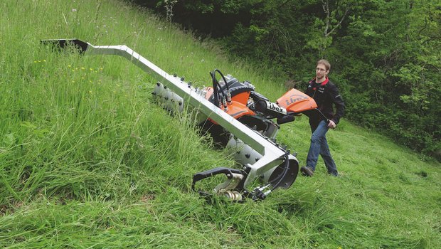 Mit modernen Hangmähern nutzen Landwirte Steilhänge. Bild: Beat Schmid