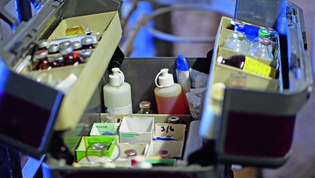 Antibiotika Reduktion Tierarzt Ein aufgeklappter Tierarztkoffer, der unter anderem auch Antibiotika enthält.