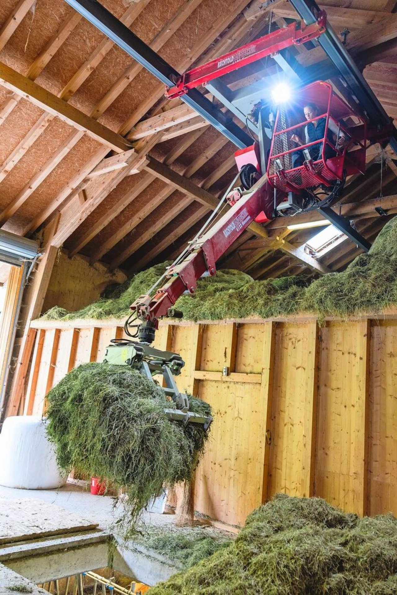 Liliane Bader packt überall mit an und will alle Maschinen auf dem Hof bedienen können. Das Heu kann ganz einfach vom Stock direkt ins Futtertenn gebracht werden.