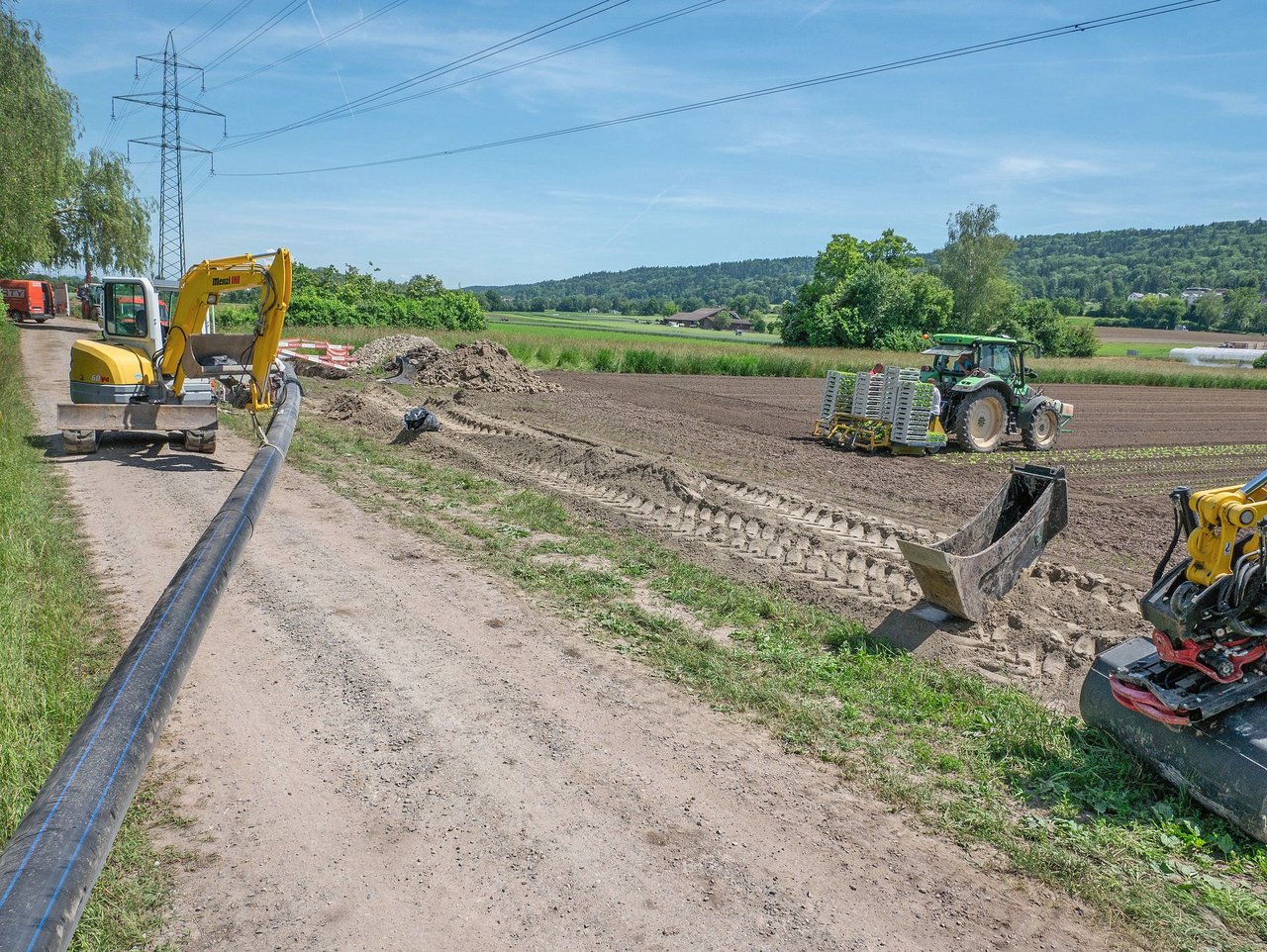 Das Bewässerungsprojekt im Furttal sichert den Landwirten künftig jederzeit den Zugang zu Wasser. Ab 2022 bewässern die Landwirte mit Limmatwasser aus einem über 12 Kilometer langen Leitungsnetz aus dem Nachbartal. Bild: David Eppenberger