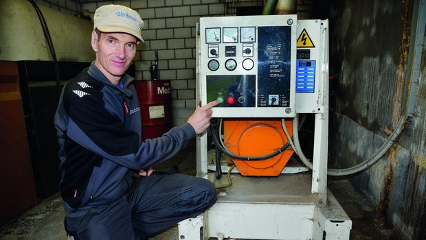 Thomas Odermatt von der Alsona zeigt den Nutzen eines Notstrom-Generators auf dem Landwirtschaftsbetrieb, hier mit einem Dieselgenerator.