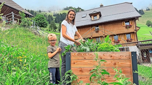 Janine Gisler, hier in Begleitung von Sohn Kilian, arbeitet gern im Garten.
