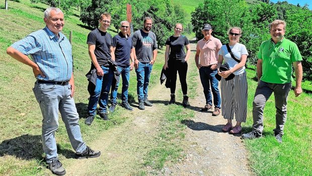 Die Reisegruppe des BBZN und der Lawa in den innovativen Obstkulturen der Fachschule Silberberge.