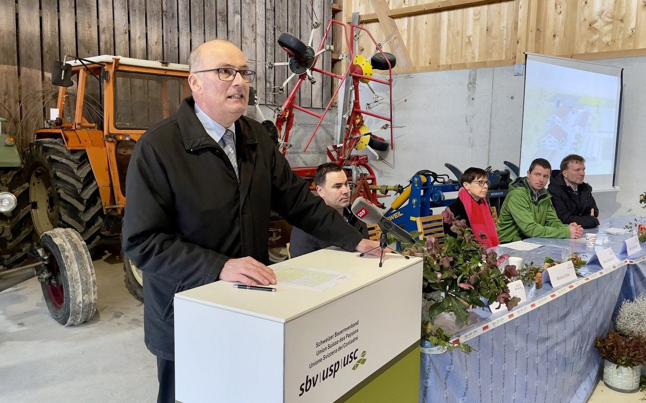 SBV-Präsident Markus Ritter an der Neujahrs-Medienkonferenz im Stall.