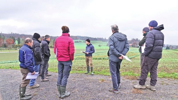 Erster Erfahrungsaustausch zum Streifenanbau im Feldversuch des Birkenhofs im November 2022.