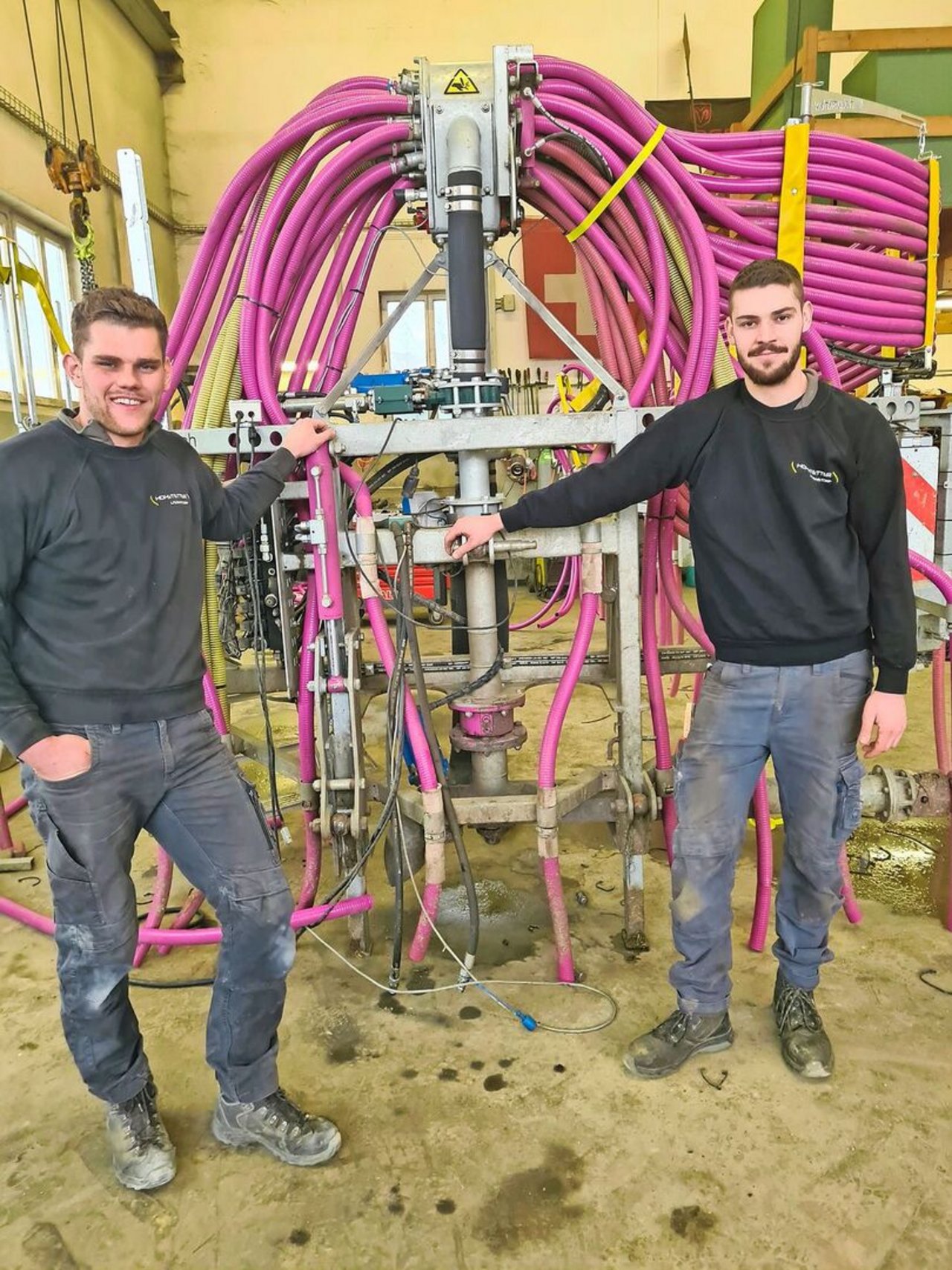Tobias und Lucas Hofstetter bauten den Schleppschlauchverteiler von bisher 12 auf 15 Meter Arbeitsbreite um. So passt er besser in die Fahrgassen.