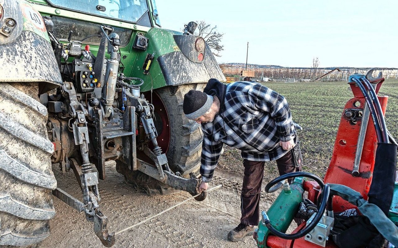 Die Unterlenker müssen mit gleichem Abstand zur Traktormitte so eingestellt werden, ...