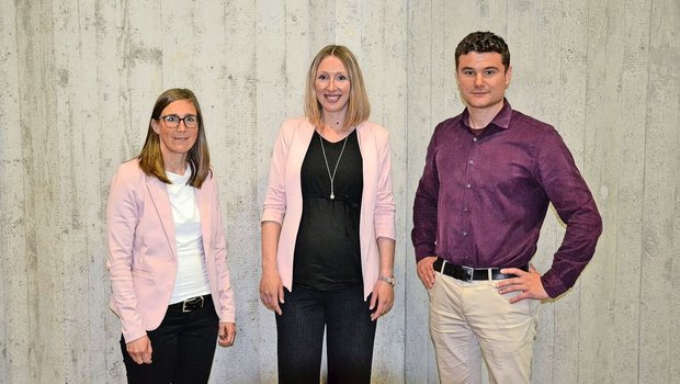 Janine Thoma und Hannah von Ballmoos-Hofer, Agro-Clean-Tech, und Albert Meier, Leiter Politik und Märkte bei Ökostrom Schweiz (v. l. n. r.).