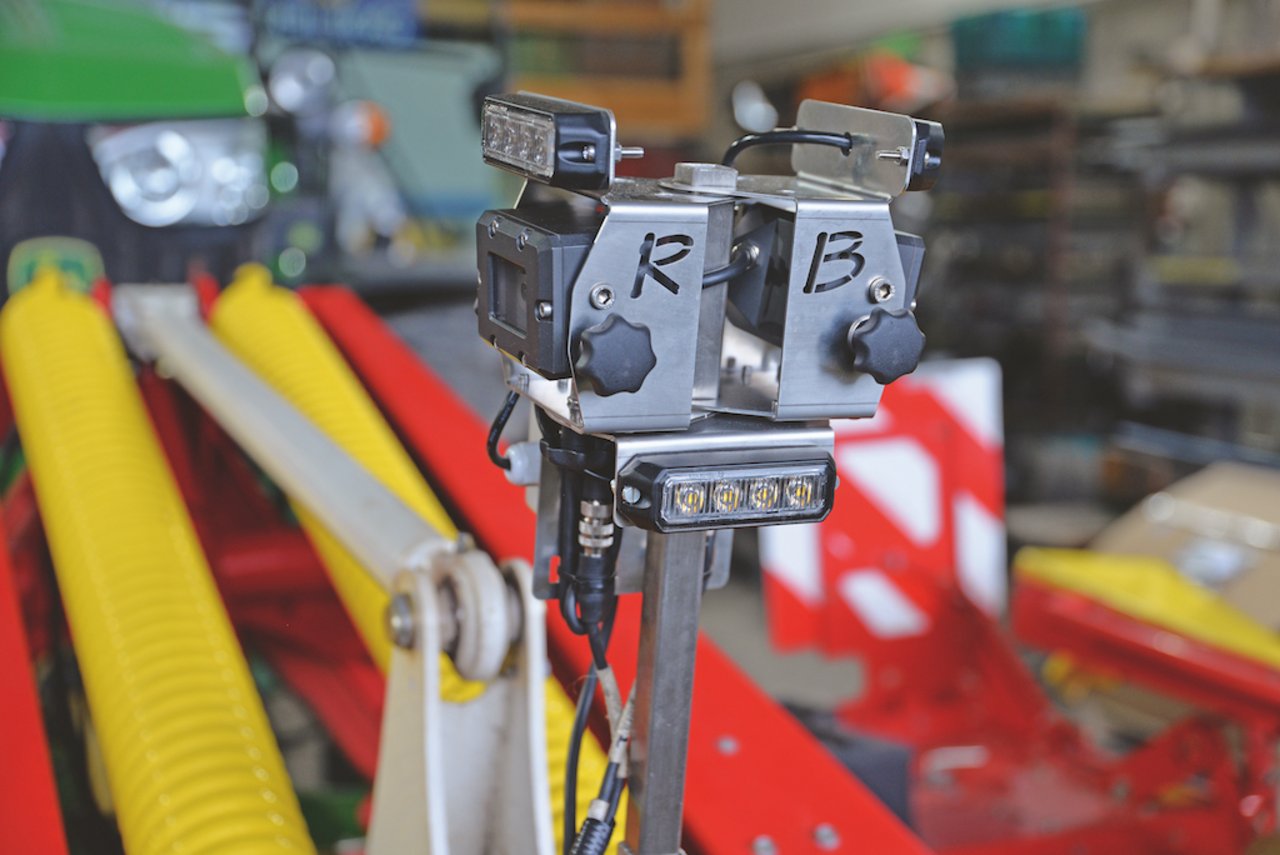 Zwei Kameras ganz vorne am Anbaugerät erkennen den Querverkehr. Bild: Beat Schmid