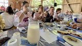 Am liebsten hätte Ignazio Cassis in Knonau eine Kappeler Milchsuppe gegessen, so wie 1529 zum Kappeler Landfrieden. Der Bundespräsident und seine jungen ReisebegleiterInnen erhielten immerhin einen grossen Krug frischer Milch. Momentaufnahme vom 1. August-Brunch 2022. (Bild: «die grüne» / Jürg Vollmer)