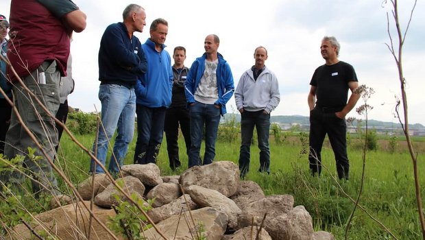 Peter Meyer (ganz rechts) hat auf dem «schwellhof» in Anglikon AG eine 60 Are grosse Fläche so als Hecke angelegt, dass er sie effizient bewi