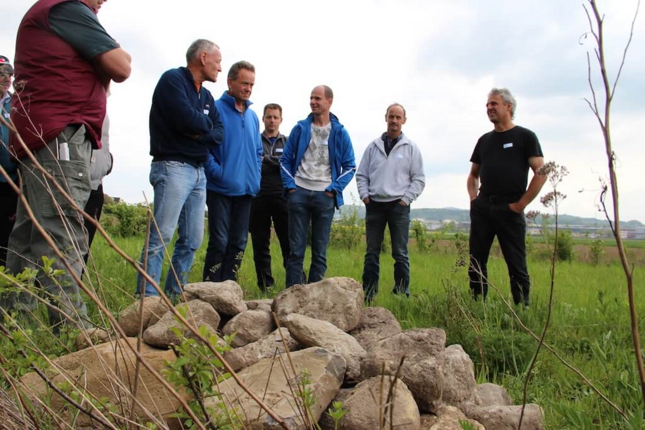Peter Meyer (ganz rechts) hat auf dem «schwellhof» in Anglikon AG eine 60 Are grosse Fläche so als Hecke angelegt, dass er sie effizient bewi