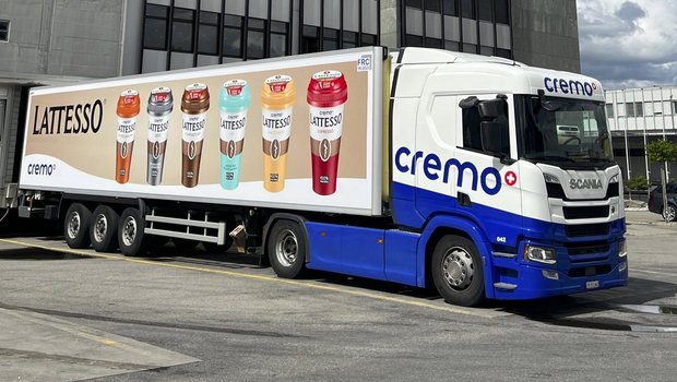 Lastwagen der Cremo vor dem Hauptsitz des Milchverarbeitungs-Unternehmens.