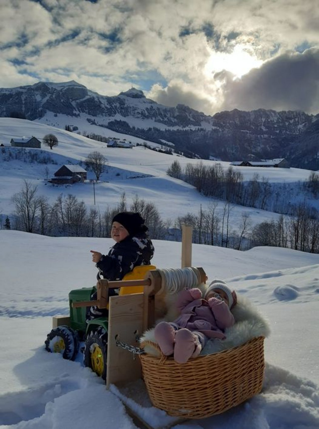 Statt Holz wird da die kleine Schwester transportiert - Bild eingesendet von Familie Inauen
