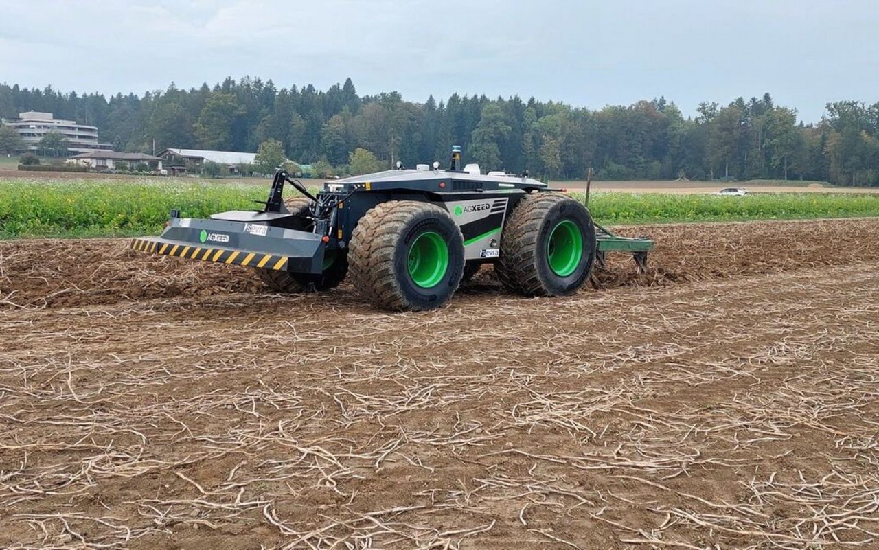 Der autonome Feldroboter Agxeed kann dank des Dreipunkt-Heckhubwerks an betriebseigene Maschinen angebaut werden. Bild: Geraldine Zutter