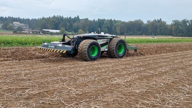 Der autonome Feldroboter Agxeed kann dank des Dreipunkt-Heckhubwerks an betriebseigene Maschinen angebaut werden. Bild: Geraldine Zutter