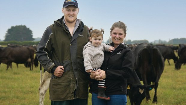 Yvonne und Jake Plumtree mit Töchterchen posieren auf der Weide mit ihren Kühen. Bei Besuchen in ihrer zweiten Heimat Schweiz war die Betriebsleiterin überrascht darüber, wie sich die Milchwirtschaft in der Schweiz von der Neuseelands unterscheidet. (Bild Matthias Stadler)