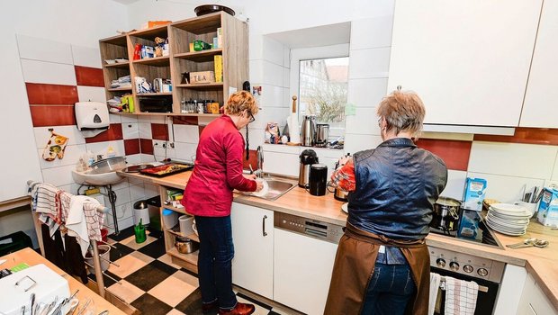 Auf Höfen wird oft gekocht und gemeinsam gegessen. Ein entspannter Umgang mit Essen kann ein Schutz vor Essstörungen sein.