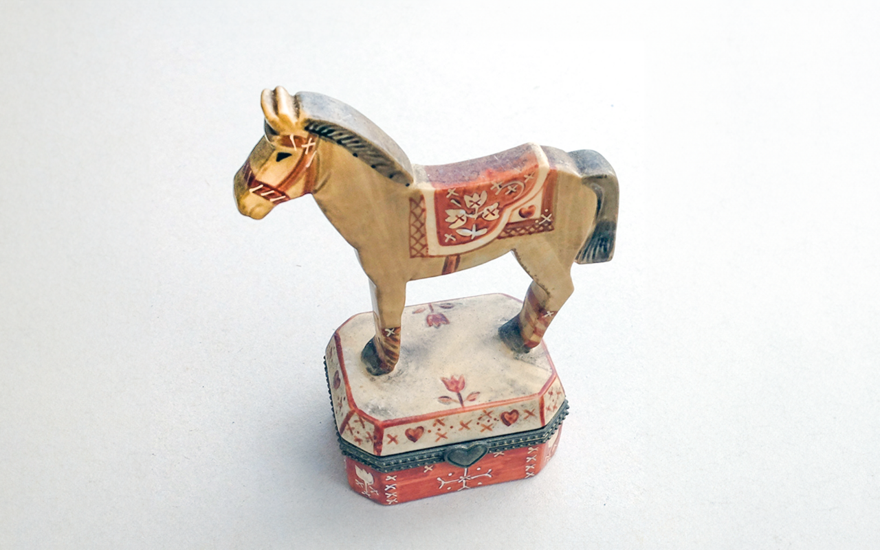 Porzellandose von Villeroy & Boch mit Pferd auf Deckel aus dem Nachlass, der zugunsten von "Happy Horse" versteigert wird.