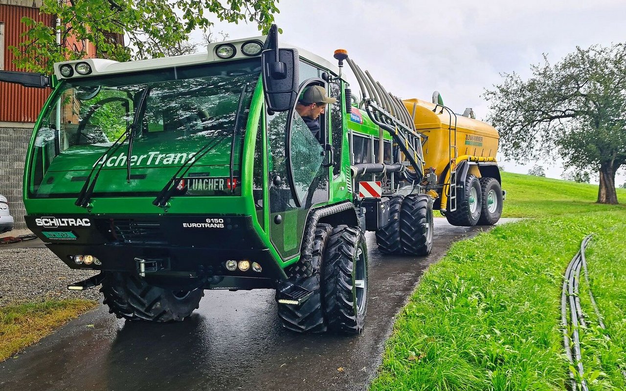 Mit dem kräftigen Schiltrac und dem Transportfass können 19,5 Kubikmeter Gülle auf einmal transportiert werden.